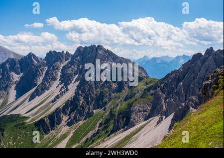 Vue panoramique de la crête depuis Seefelder Spitze en été. Panorama pittoresque des montagnes dans les Alpes de Karwendel au Tyrol, Autriche. Banque D'Images