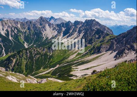 Vue panoramique de la crête depuis Seefelder Spitze en été. Panorama pittoresque des montagnes dans les Alpes de Karwendel au Tyrol, Autriche. Banque D'Images