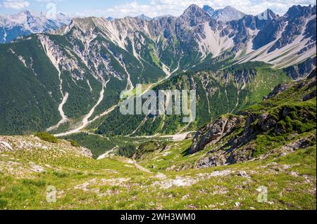 Vue panoramique de la crête depuis Seefelder Spitze en été. Panorama pittoresque des montagnes dans les Alpes de Karwendel au Tyrol, Autriche. Banque D'Images