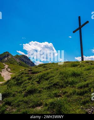 Vue panoramique de la crête depuis Seefelder Spitze en été. Panorama pittoresque des montagnes dans les Alpes de Karwendel au Tyrol, Autriche. Banque D'Images