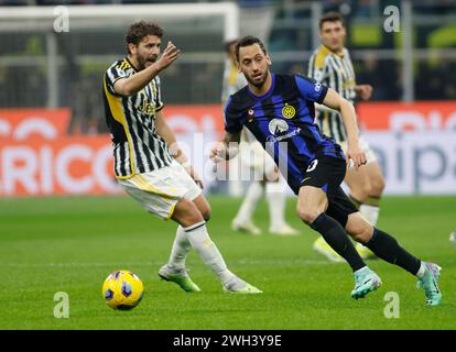 Milan, Italie. 4 février 2024. Manuel Locatelli de la Juventus (G) et Hakan Ã‡alhano?lu de l'Inter Milan (d) vus en action lors du match entre l'Inter Milan et la Juventus FC dans le cadre de la Serie A italienne, match de football au stade San Siro. Score final Inter Milan 1 - 0 Juventus FC. (Crédit image : © Nderim Kaceli/SOPA images via ZUMA Press Wire) USAGE ÉDITORIAL SEULEMENT! Non destiné à UN USAGE commercial ! Banque D'Images