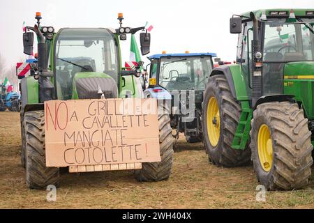 Rivoli, Italie - 7 février 2024 : les agriculteurs protestent avec tracteurs contre les politiques européennes sur les coûts de production. Banque D'Images