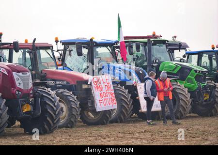 Rivoli, Italie - 7 février 2024 : les agriculteurs protestent avec tracteurs contre les politiques européennes sur les coûts de production. Banque D'Images