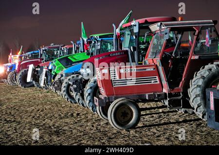 Rivoli, Italie - 7 février 2024 : les agriculteurs protestent avec tracteurs contre les politiques européennes sur les coûts de production. Banque D'Images