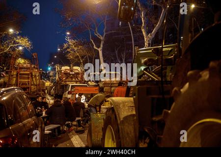 Barcelone, Espagne. 7 février 2024. Les agriculteurs ont un barbecue après les heures de travail pour protester contre la politique agricole européenne, la hausse des coûts, la diminution des revenus et la concurrence déloyale des pays tiers, rejoignant ainsi les protestations des pairs de l'UE. Crédit : Matthias Oesterle/Alamy Live News Banque D'Images