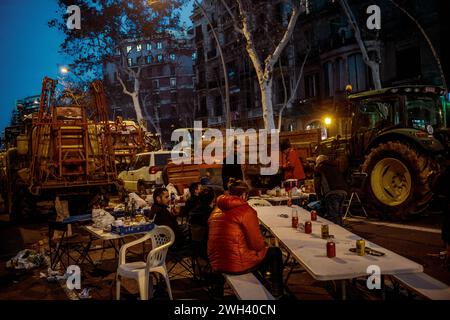 Barcelone, Espagne. 7 février 2024. Les agriculteurs ont un barbecue après les heures de travail pour protester contre la politique agricole européenne, la hausse des coûts, la diminution des revenus et la concurrence déloyale des pays tiers, rejoignant ainsi les protestations des pairs de l'UE. Crédit : Matthias Oesterle/Alamy Live News Banque D'Images