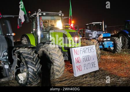 Rivoli, Italie - 7 février 2024 : les agriculteurs protestent avec tracteurs contre les politiques européennes sur les coûts de production. Banque D'Images