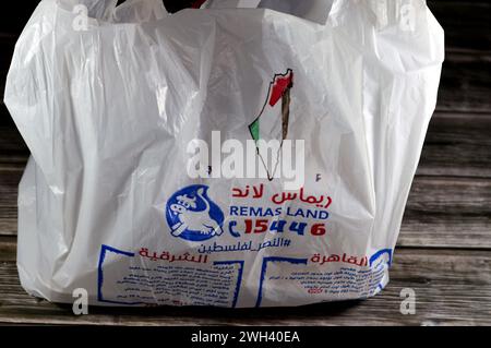 Le Caire, Egypte, 5 février 2024 : Remas Land for Food Industries, avec solidarité avec la Palestine et le drapeau palestinien sur les produits, pour le prod laitier Banque D'Images