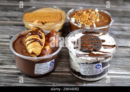 Le Caire, Egypte, 5 février 2024 : Remas Land produits de profiteroles crémeux au chocolat, avec du chocolat croissant molto, sauce, beurre d'arachide, amandes et Banque D'Images