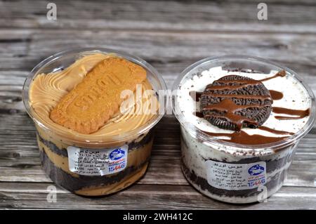 Le Caire, Egypte, 5 février 2024 : mousse de biscuit crémeux Lotus et Oreo avec sauce au chocolat, avec gâteau au fudge par Remas Land, une mousse est un f préparé mou Banque D'Images