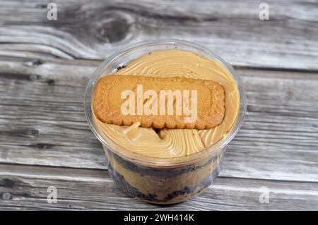 Le Caire, Egypte, 5 février 2024 : Lotus biscuit et biscuit crème mousse par Remas Land, avec gâteau au fudge et crème mousse, une mousse est un foo préparé doux Banque D'Images