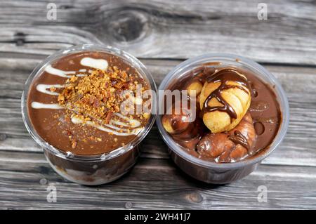 Profiteroles au chocolat crémeux, avec mini croissant farci au chocolat, sauce, beurre d'arachide, amandes, profiteroles sont des choux à la crème, fourrés français Banque D'Images