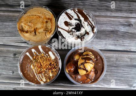 Assortiment de profiteroles crémeux au chocolat, avec mini croissant farci au chocolat, sauce, beurre d'arachide, amandes et mousse de biscuit crémeux au choco Banque D'Images