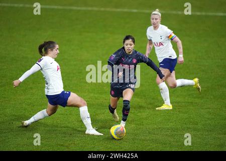 Yui Hasegawa de Manchester City (au centre) passe devant Kit Graham de Tottenham Hotspur (à gauche) et Bethany England de Tottenham Hotspur lors du quart de finale de la FA Women's Continental Tyres League Cup à Brisbane Road, Londres. Date de la photo : mercredi 7 février 2024. Banque D'Images