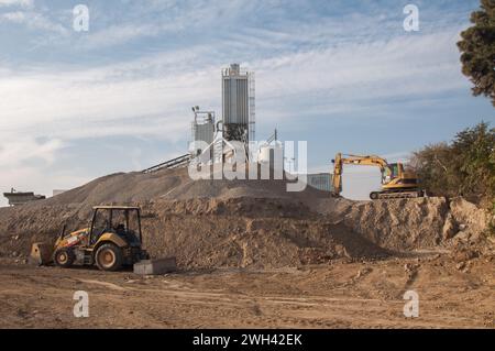 Burbank, Californie, États-Unis - 20 novembre 2021. Excavatrice et bulldozer sur le chantier de construction du pont Interstate-5 Burbank Blvd Banque D'Images