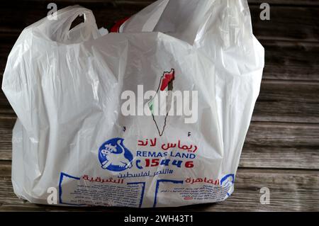 Le Caire, Egypte, 5 février 2024 : Remas Land for Food Industries, avec solidarité avec la Palestine et le drapeau palestinien sur les produits, pour le prod laitier Banque D'Images