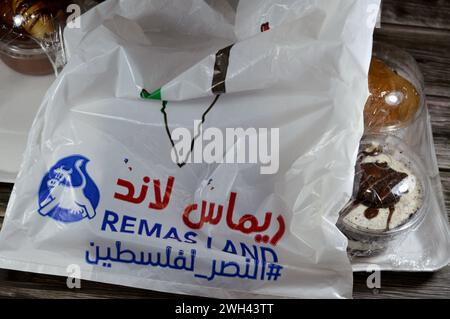 Le Caire, Egypte, 5 février 2024 : Remas Land for Food Industries, avec solidarité avec la Palestine et le drapeau palestinien sur les produits, pour le prod laitier Banque D'Images