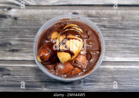 Profiterole au chocolat, avec mini croissant farci au chocolat, sauce, beurre de cacahuète, profiteroles sont des choux choux farcis à la crème, boulette à pâtisserie française Banque D'Images