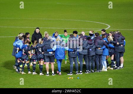 Le personnel et les joueuses de Manchester City forment un caucus sur le terrain après le match de quart de finale de la Continental Tyres League Cup féminine de la FA à Brisbane Road, Londres. Date de la photo : mercredi 7 février 2024. Banque D'Images