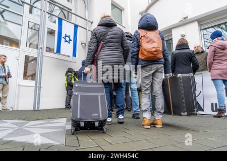 marche des valises à Recklinghausen, pour la 2ème fois plus de 500 personnes traversent Recklinghausen, portant des valises portant l'inscription #WeRemember, i. Banque D'Images