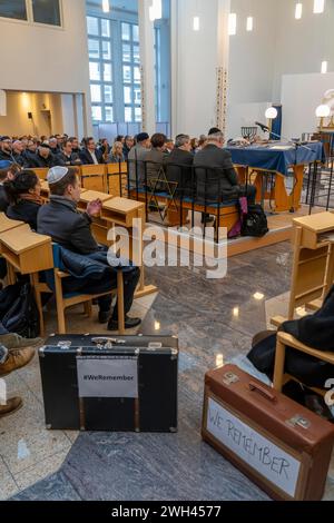 marche des valises à Recklinghausen, pour la 2ème fois plus de 500 personnes traversent Recklinghausen, portant des valises portant l'inscription #WeRemember, i. Banque D'Images