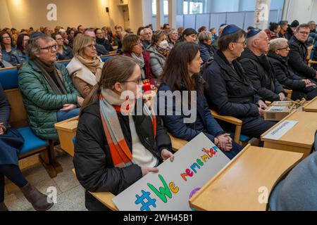 marche des valises à Recklinghausen, pour la 2ème fois plus de 500 personnes traversent Recklinghausen, portant des valises portant l'inscription #WeRemember, i. Banque D'Images