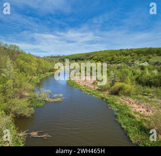 Vue imprenable sur la rivière Zbruch, Ternopil et Khmelnytsky, frontière avec l'Ukraine. Banque D'Images