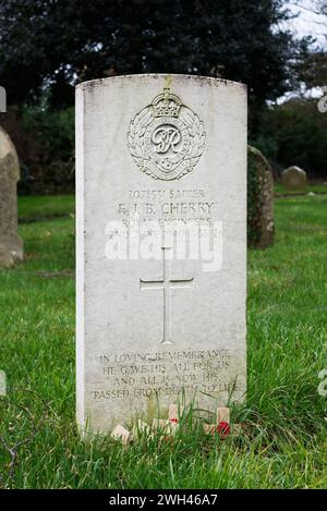 Tombe de guerre du Commonwealth pour soldat du génie royal de la seconde Guerre mondiale dans le cimetière de St Leonard, Stagsden Banque D'Images