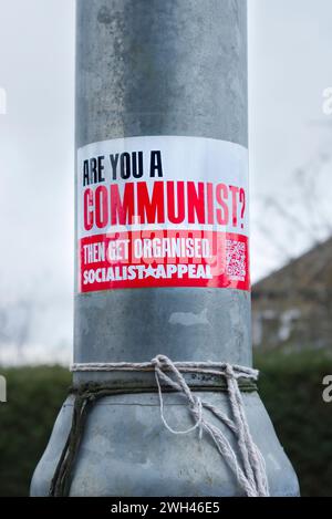 Es-tu communiste ? Autocollant sur un lampadaire à Cherry Hinton, Cambridgeshire Banque D'Images