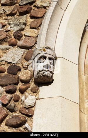 Tête de corbeau mâle à l'extérieur de Sainte-Hélène et de l'église Sainte-Marie à Bourn, Cambridgeshire Banque D'Images