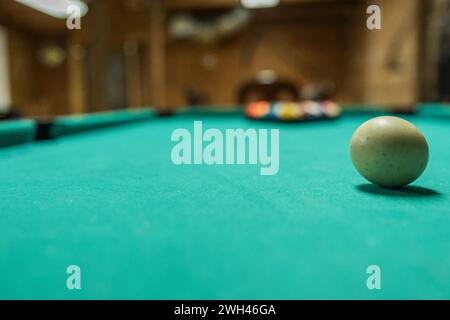 Fond d'une boule blanche de queue sur une table de billard verte prête à être frappée pour commencer le jeu avec un espace de copie Banque D'Images