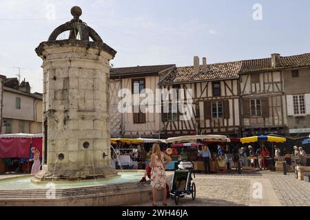 Eymet, le plus anglais des bastides françaises. Jour de marché sur la place centrale de la bastide médiévale (XIIIe siècle) d'Eymet en Périgord. La particule Banque D'Images