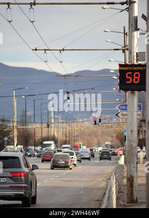 Dispositif indicateur à affichage radar numérique intelligent ou panneau de vitesse activé par le véhicule indiquant une vitesse supérieure à la limite de vitesse dans un quartier résidentiel à Sofia, Bulgarie Banque D'Images