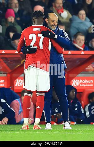 Nottingham, Royaume-Uni. 07 février 2024. Nuno Espírito Santo, responsable forestier de Nottingham, embrasse Divock Origi de Nottingham Forest alors qu'il est enlevé lors du Nottingham Forest FC vs Bristol City FC Emirates FA Cup 4th Round Replay au City Ground, Nottingham, Angleterre, Royaume-Uni le 7 février 2024 Credit : Every second Media/Alamy Live News Banque D'Images