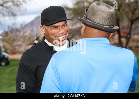 Henderson, Nevada, États-Unis. 07 février 2024. Al Smith, Alumni de la NFL, discute avec un autre golfeur avant le début de la NFL Alumni PRO-AM au Cascata Golf Club à Henderson, Nevada. Christopher Trim/CSM/Alamy Live News Banque D'Images