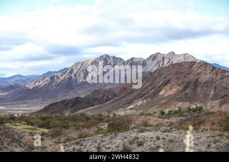 Henderson, Nevada, États-Unis. 07 février 2024. Une vue de la chaîne de montagnes du sud du Nevada avant le début de la NFL Alumni PRO-AM au Cascata Golf Club à Henderson, Nevada. Christopher Trim/CSM/Alamy Live News Banque D'Images