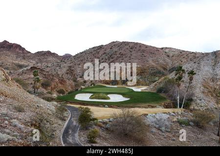 Henderson, Nevada, États-Unis. 07 février 2024. Une vue du 7ème trou et de la chaîne de montagnes avant le départ de la NFL Alumni PRO-AM au Cascata Golf Club à Henderson, Nevada. Christopher Trim/CSM/Alamy Live News Banque D'Images