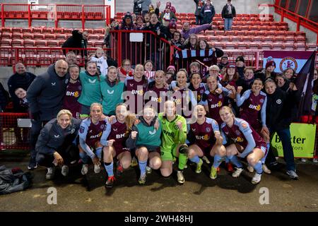 Crawley, Royaume-Uni. 7 février 2024. Aston Villa WFC célèbre avoir remporté le match avec les fans à temps plein lors du match de quart de finale de la FA Women’s Continental Tyres League Cup entre Brighton & Hove Albion WFC et Aston Villa WFC au Broadfield Stadium à Crawley le 7 février 2024. Cette image ne peut être utilisée qu'à des fins éditoriales. Usage éditorial exclusif. Crédit : Ashley Crowden/Alamy Live News Banque D'Images