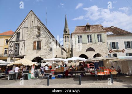 Eymet, le plus anglais des bastides françaises. Jour de marché sur la place centrale de la bastide médiévale (XIIIe siècle) d'Eymet en Périgord. La particule Banque D'Images