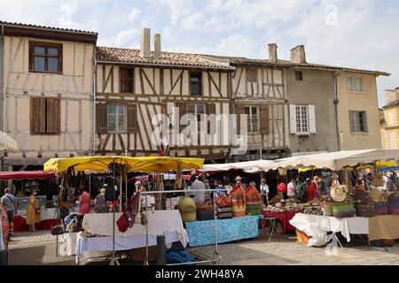 Eymet, le plus anglais des bastides françaises. Jour de marché sur la place centrale de la bastide médiévale (XIIIe siècle) d'Eymet en Périgord. La particule Banque D'Images