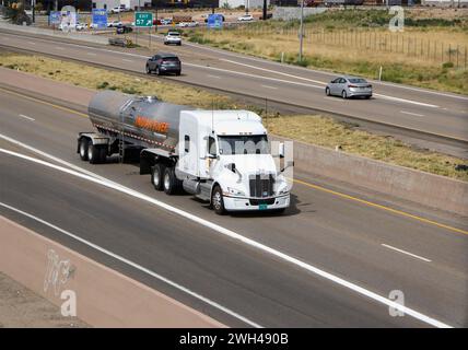 Navire-citerne de qualité alimentaire en vrac liquide de l'inde sur l'autoroute dans la ville de cèdre Utah usa Banque D'Images