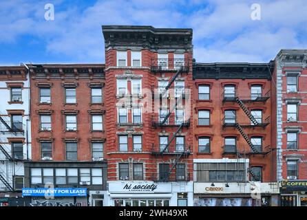 New York City anciens immeubles d'appartements avec échelles de feu externes Banque D'Images