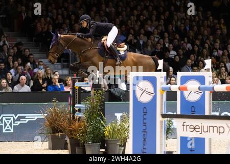 Bordeaux, France - 3 février 2024. Jeanne Sadran de France au Jumping International Bordeaux. Banque D'Images