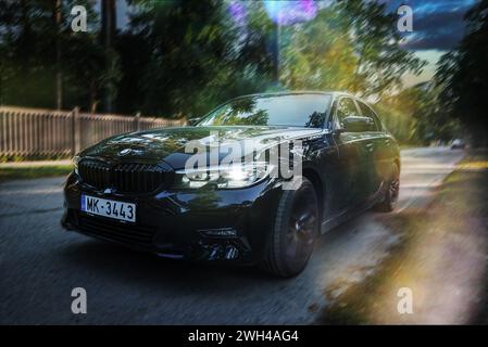 BMW 320 G20 garé dans la rue de Lettonie. Banque D'Images