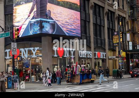 Intersection de 7th Avenue et 41st Street avec David T. Nederlander Theatre et The 'Tommy' Marquee, NYC, USA 2024 Banque D'Images