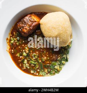 Okro nigérian et ragoût dans une assiette blanche, vue de dessus de soupe okro Banque D'Images