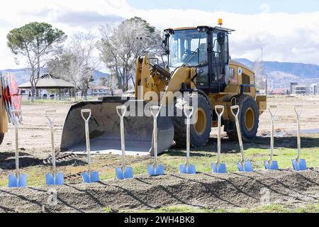 Palmdale, États-Unis. 07 février 2024. La cérémonie inaugurale pour un nouveau centre de placement familial par l'organisation Together California, A Village for Brothers & Sisters fondée par Christian Bale et Eric Esrailian à Palmdale, CA, le 7 février 2024. (Photo de Corine Solberg/SipaUSA) crédit : Sipa USA/Alamy Live News Banque D'Images