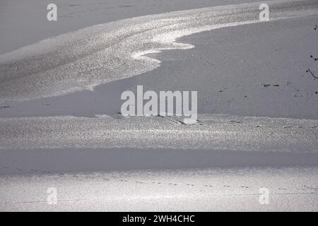 Lac gelé en hiver dans les montagnes. Photo prise en Auvergne Banque D'Images