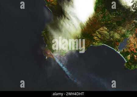 Afrique du Sud. 31 janvier 2024. Le temps chaud et venteux a alimenté plusieurs feux de forêt dans la province du Cap occidental en Afrique du Sud ces dernières semaines. Le 31 janvier 2024, l'OLI (Operational Land Imager) sur Landsat 8 a capturé cette image en fausses couleurs d'un incendie qui brûlait près de Pringle Bay et Betty's Bay, localités situées à environ 40 kilomètres (25 miles) au sud-est du Cap. Des observations OLI de l'infrarouge à ondes courtes, du proche infrarouge et de la lumière visible (bandes 6-5-3) ont été utilisées pour réaliser l'image. Les zones brûlées apparaissent en brun. La signature infrarouge du feu en feu actif apparaît en rouge. Capteurs sur NASA et NOAA Sate Banque D'Images