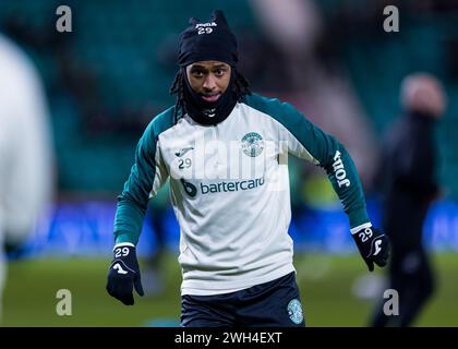 Édimbourg, Écosse. 07 février 2024. Jair Tavares (29 - Hibernian) se réchauffe avant-match Hibernian vs Celtic - Scottish Premiership Credit : Raymond Davies / Alamy Live News Banque D'Images